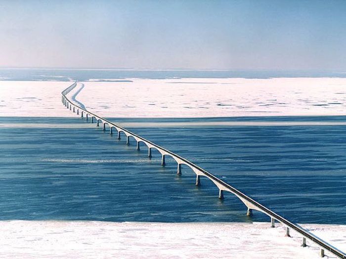 The Confederation Bridge in Canada Cuts Ice (2 pics)