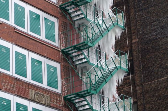 Building Turned Into An Ice Tower Due To The Breakthrough Of The Fire Sprinkler (5 pics)