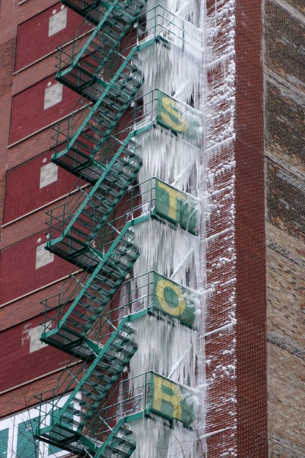 Building Turned Into An Ice Tower Due To The Breakthrough Of The Fire Sprinkler (5 pics)