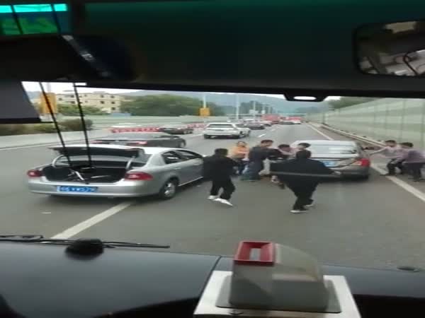 Chinese Fight In The Middle Of The Road