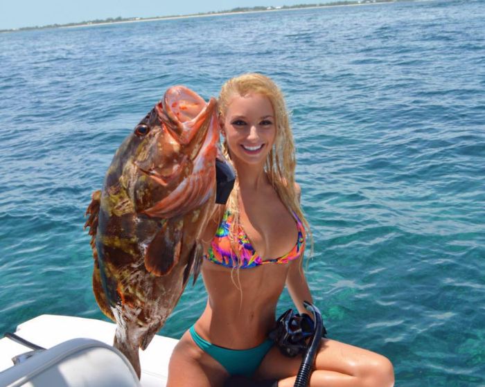 Bikini Model Who Loves Fishing (15 pics)