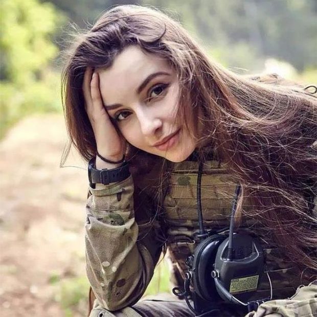 Sexy Russian Female Cosplay Soldier (19 pics)