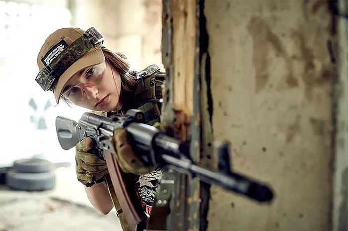 Sexy Russian Female Cosplay Soldier (19 pics)