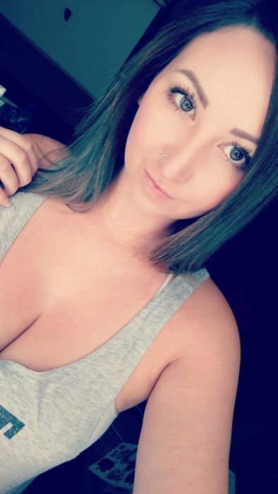 Hot Busty Girls (33 pics)