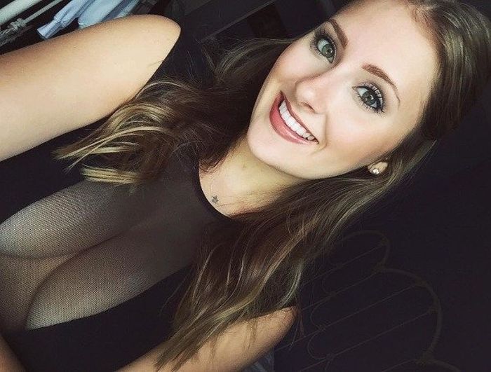 Hot Busty Girls (33 pics)