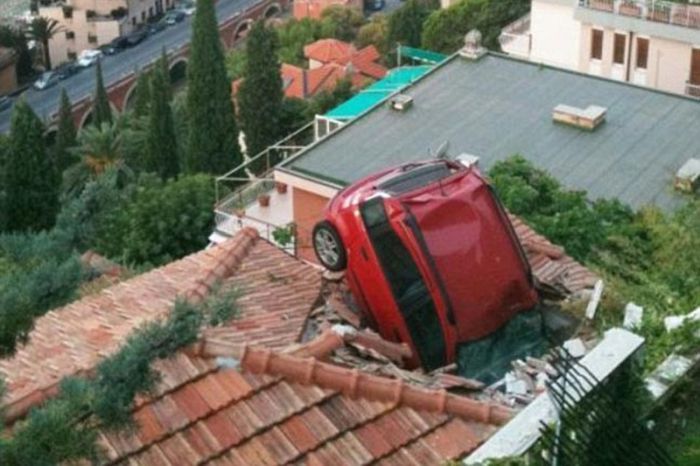 Strange Car Accidents (15 pics)