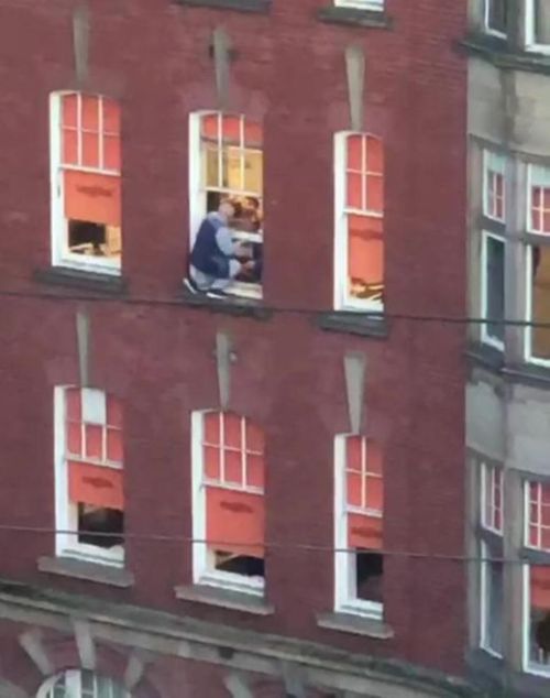 Crazy Window Cleaner (4 pics)
