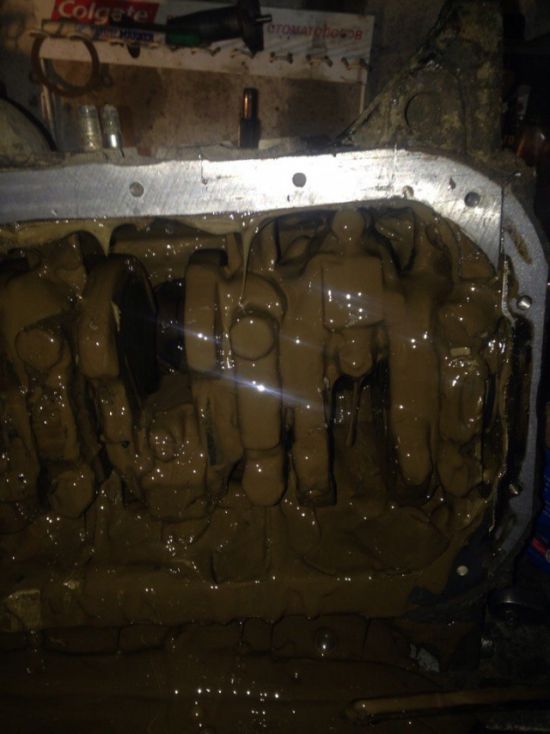 What A Bad Oil Choice Can Do To Your Car (4 pics)