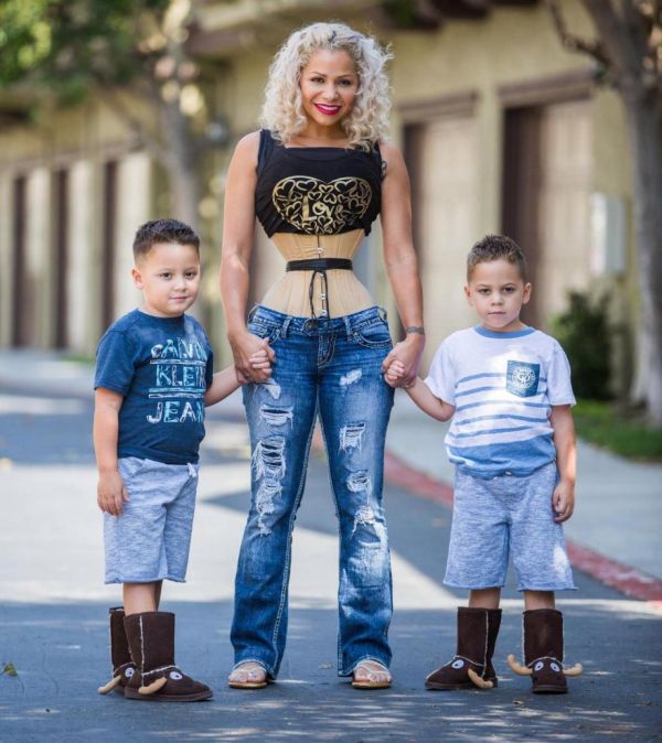39-Year-Old Woman Wears A Corset For 23 Hours Daily (7 pics)