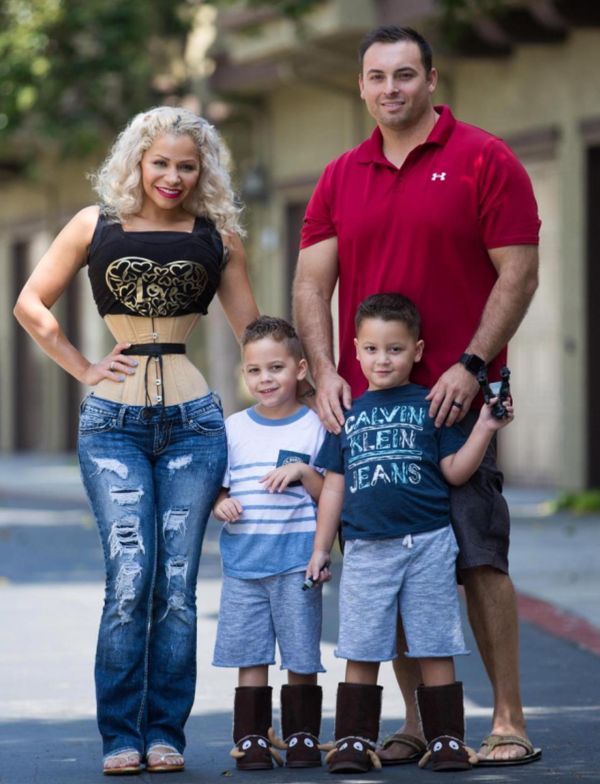 39-Year-Old Woman Wears A Corset For 23 Hours Daily (7 pics)