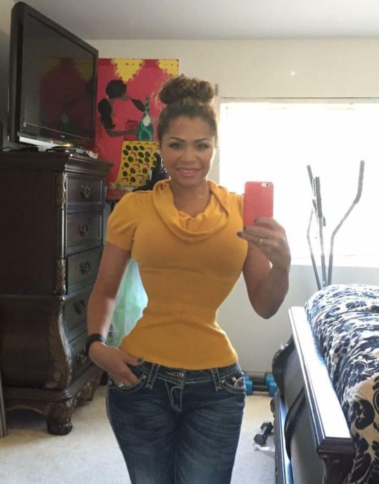 39-Year-Old Woman Wears A Corset For 23 Hours Daily (7 pics)