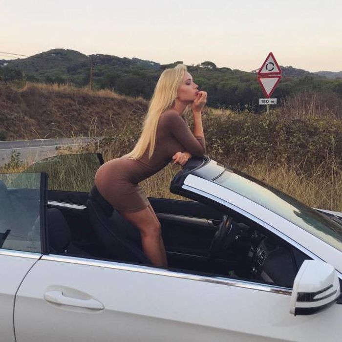 Girls In Tight Dresses (40 pics)