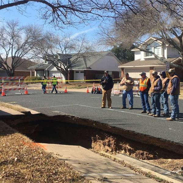 Road Collapsed In Texas Revealing A Cave Beneath The Ground (5 pics)