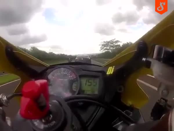 300 Km/h Motorcycle Can Not Chase A Car