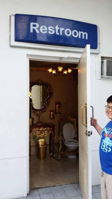 Feel Yourself Like A King In This WC At The Petrol Station, In The City Of Quezon, Philippines (7 pics)
