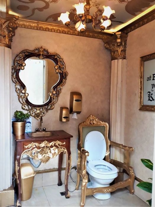 Feel Yourself Like A King In This WC At The Petrol Station, In The City Of Quezon, Philippines (7 pics)