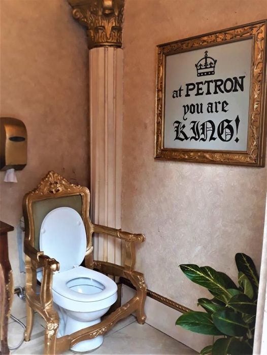Feel Yourself Like A King In This WC At The Petrol Station, In The City Of Quezon, Philippines (7 pics)