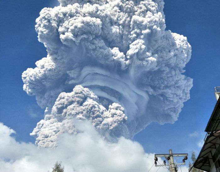 The Eruption Of The Volcano Sinabung On The Indonesian Island Of Sumatra (4 pics)