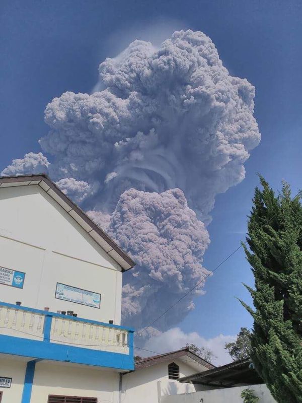 The Eruption Of The Volcano Sinabung On The Indonesian Island Of Sumatra (4 pics)
