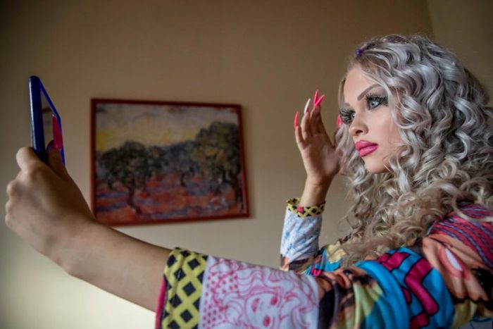 Human Barbie Teen Spends $1,4000 A Month To Look Like A Doll (10 pics)