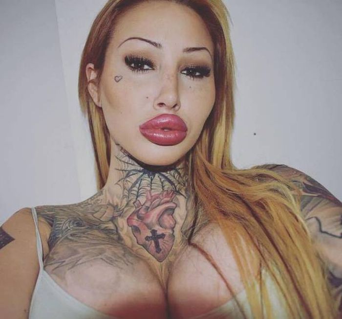 Girls With Large Lips (25 pics)
