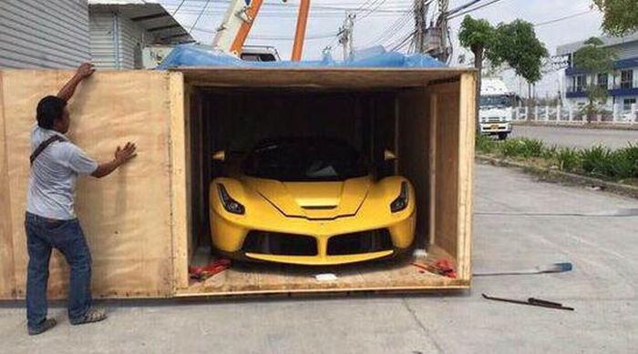 Ferrari Unpacking (6 pics)