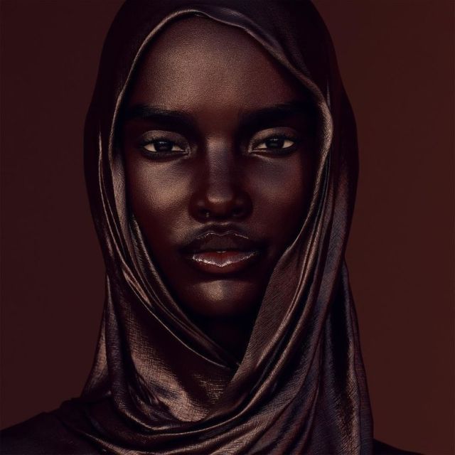 People Can't Tell If This Fenty Model Is Real Or Fake (7 pics)