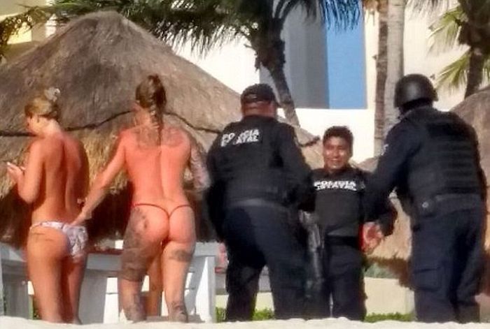 Cancun Cops Are Suspended After Posing With Topless Tourists (3 pics)