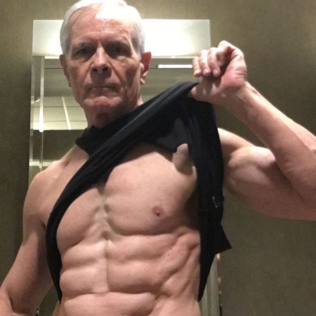68-Year-Old Man With A Six-Pack (6 pics)