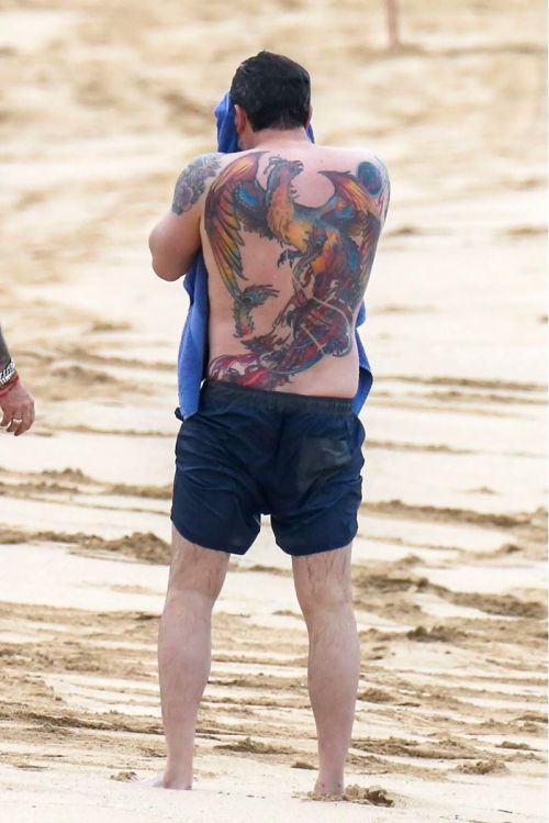 Ben Affleck's Unintentionally Hilarious Back Tattoo (4 pics)
