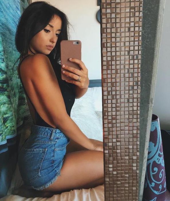 Girls And Mirrors (29 pics)