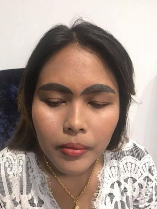 A Woman Left With Slug-Like Eyebrows After Botched Tattoo Job (4 pics)