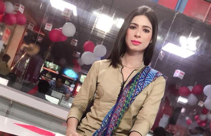 Marvia Malik  Is Pakistan’s First Transgender Newsreader (6 pics)