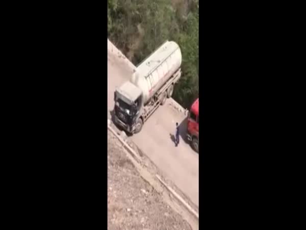 Lorry Performs Terrifying U-Turn on Cliff Edge