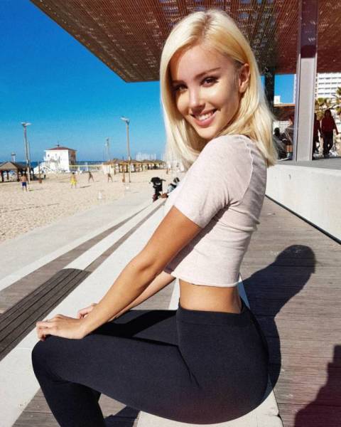 Girls In Yoga Pants (43 pics)