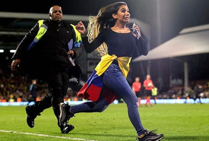 Girl Interrupts Colombia vs Australia Game (4 pics)
