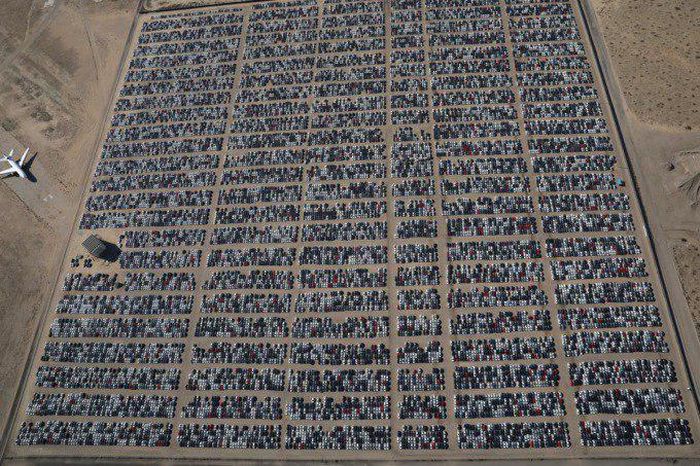 Volkswagen Cemetery On The Territory Of The Former US Air Force Base In California After The Dieselgate (4 pics)