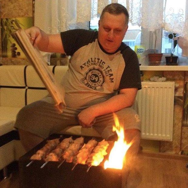 Coking Shish Kebabs On The Grill In The Apartment (4 pics)