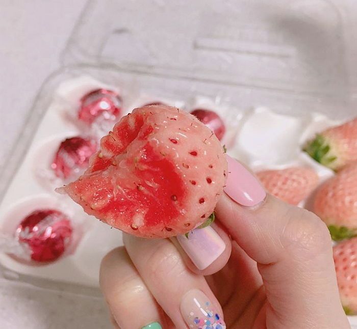 White Strawberry (5 pics)