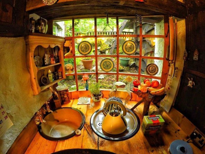 Real-Life Hobbit House In Tomich, Scotland (14 pics)