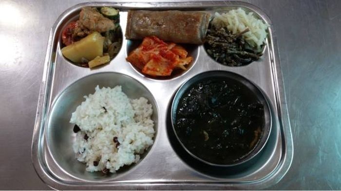 Student Lunch: Korea vs The USA (42 pics)