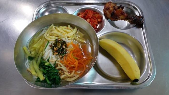 Student Lunch: Korea vs The USA (42 pics)