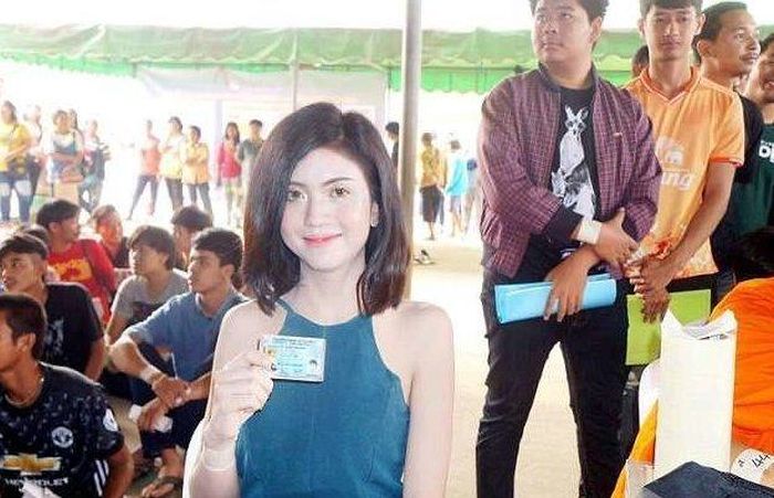Thai Ladyboys Pose With Certificates That Exempt Them From Army Service (9 pics)