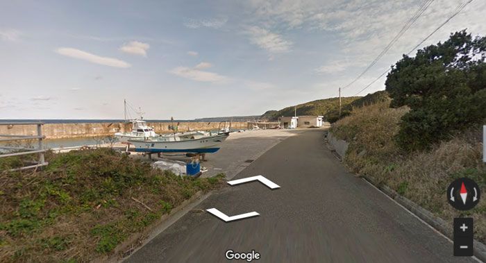 Hilarious chase ensues as tiny dog chases Google Street View car in Kagoshima (8 pics)