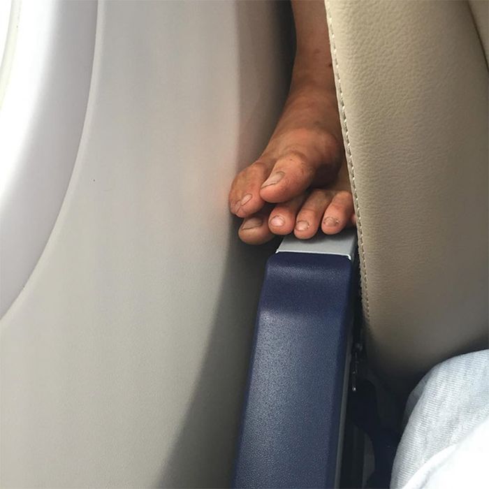 These Airline Passengers Are Your Nightmare (18 pics)