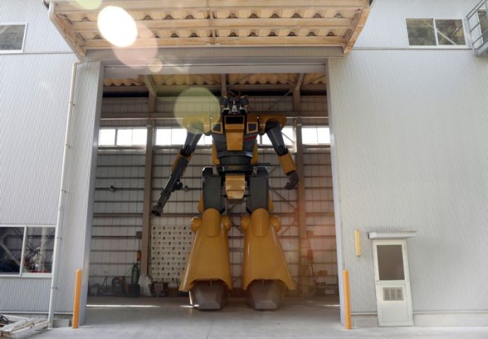 Japanese Engineer Builds Large Robot With A Gun (15 pics)