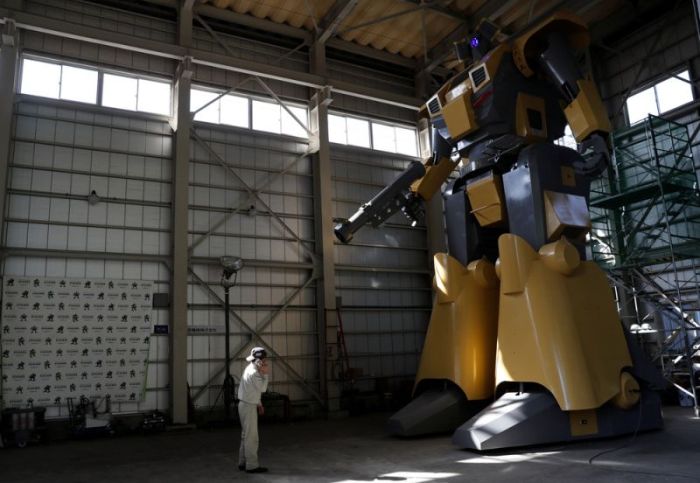 Japanese Engineer Builds Large Robot With A Gun (15 pics)