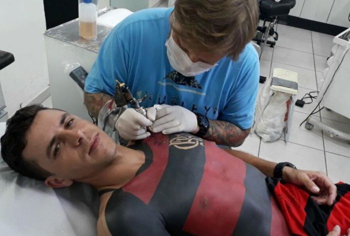 A Fan From Brazil Made a Tattoo Of A T-shirt Of His Soccer Club (6 pics)