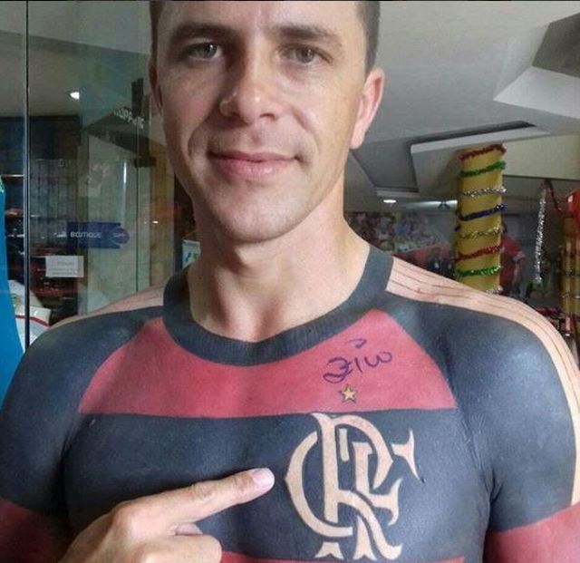 A Fan From Brazil Made a Tattoo Of A T-shirt Of His Soccer Club (6 pics)
