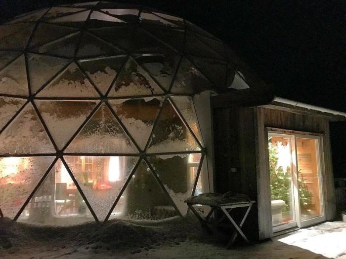 Eco-house With A Glass Dome (23 pics)